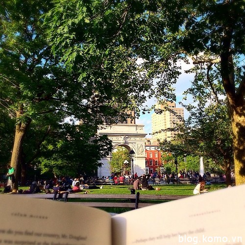 Đọc sách vào cuối tuần ở công viên cây xanh